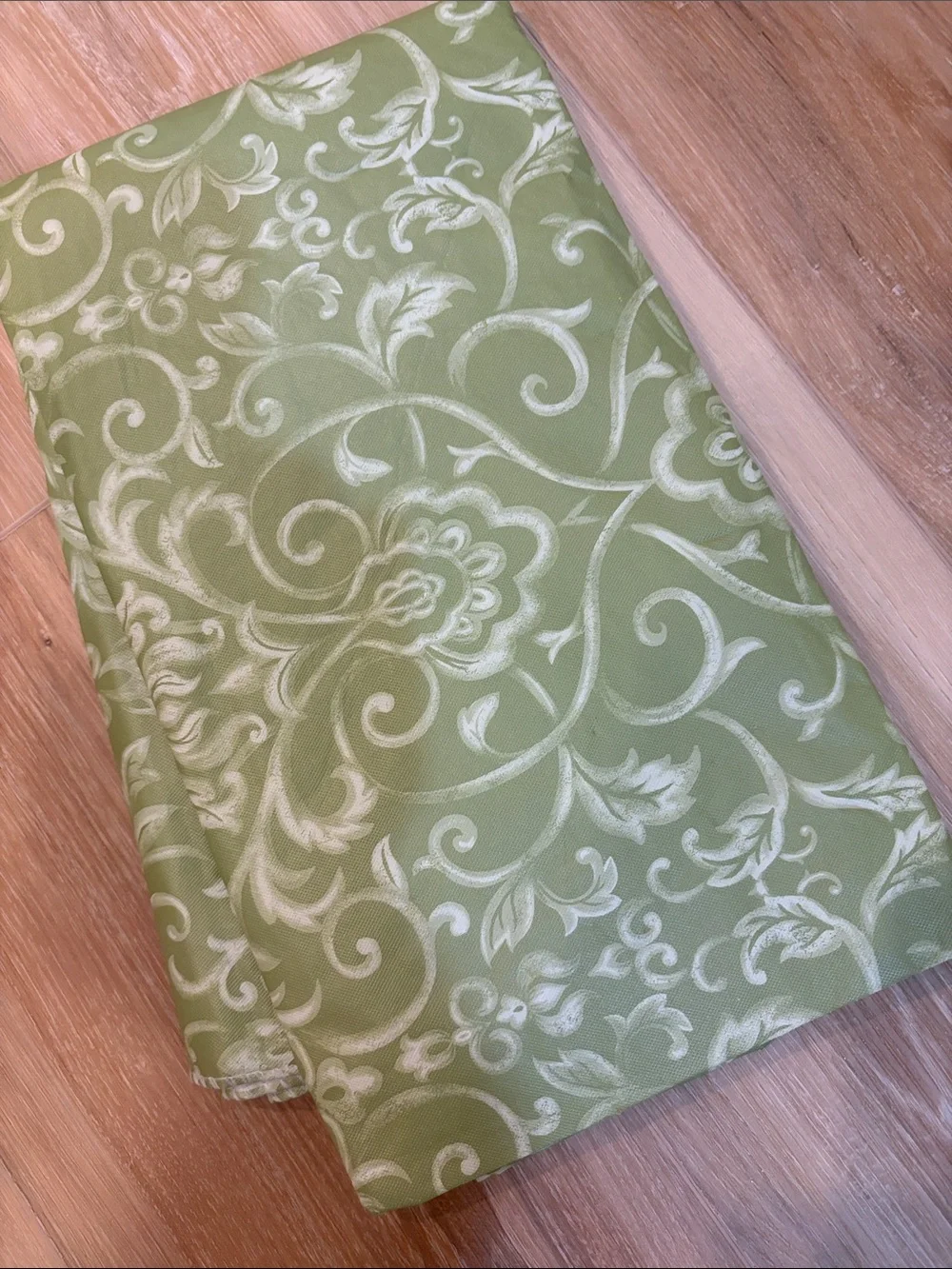 4 vinyl tablecloths